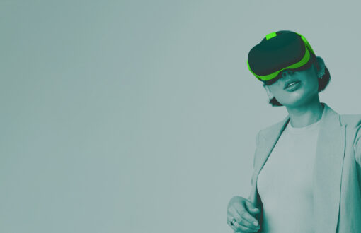 Frau mit Virtual-Reality-Headset, symbolisiert das CRISAM eine echte ISMS Softwarelösung ist.