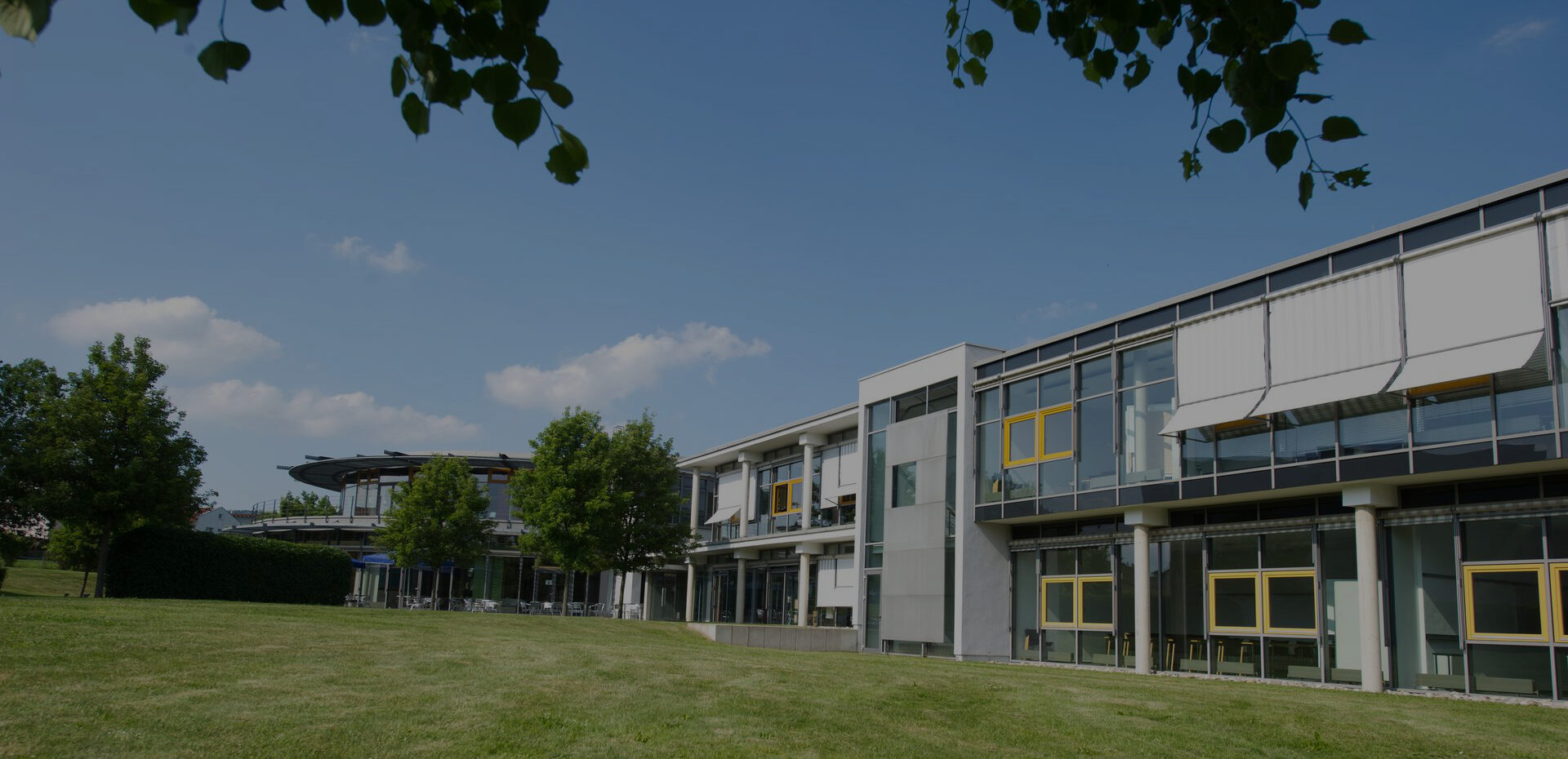 Hotel von außen abgedunkelt